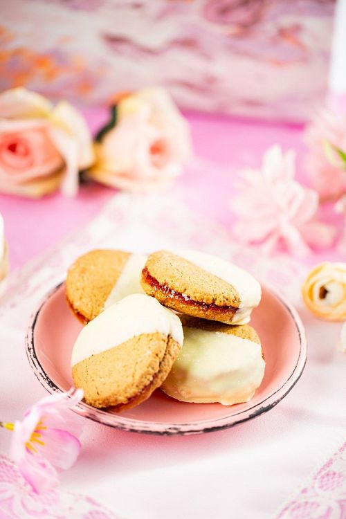 Овесени бисквитки със сладко от малини и бял шоколад